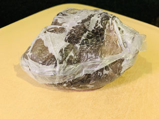 1、当归黄芪乌鸡汤,乌鸡冰箱取出解冻;