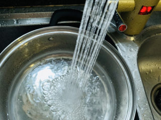 2、当归黄芪乌鸡汤,汤锅加水;