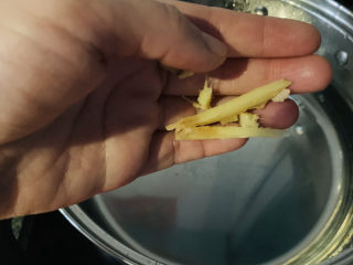 3、当归黄芪乌鸡汤,加生姜;