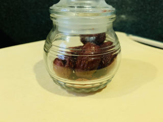 7、当归黄芪乌鸡汤,三个红枣,洗净,去核;