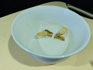 8、当归黄芪乌鸡汤,洗净黄芪当归;