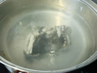 9、当归黄芪乌鸡汤,乌鸡焯水;