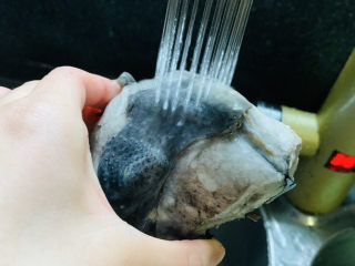 11、当归黄芪乌鸡汤,捞出焯好的乌鸡,冲洗干净乌鸡;