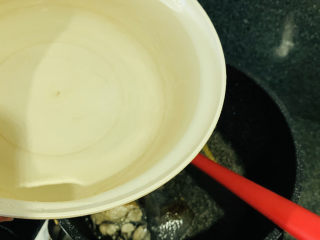 14、当归黄芪乌鸡汤,加清水;