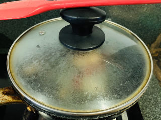 16、当归黄芪乌鸡汤,盖住锅盖,开大火;