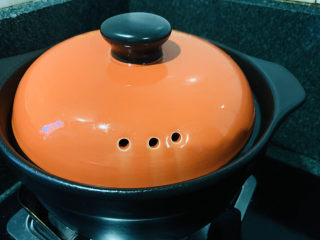 19、当归黄芪乌鸡汤,转中小火慢熬45分钟,快出锅时加洗净的枸杞,再熬5分钟;