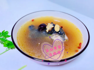 20、当归黄芪乌鸡汤,出锅加少许盐,装完,就可以喝滋补的当归黄芪乌鸡汤了。