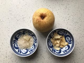 1、百变水果@蜂蜜百合雪梨汤,首先我们准备好所有食材