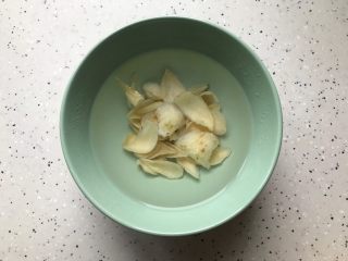 2、百变水果@蜂蜜百合雪梨汤,百合干提前温水浸泡