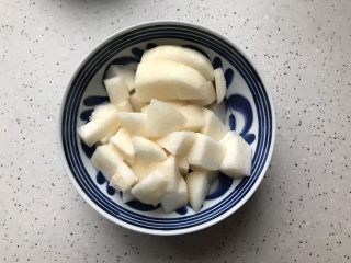 3、百变水果@蜂蜜百合雪梨汤,雪梨洗净去皮去核，切成小块