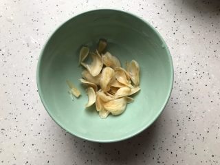 4、百变水果@蜂蜜百合雪梨汤,泡软的百合干洗净