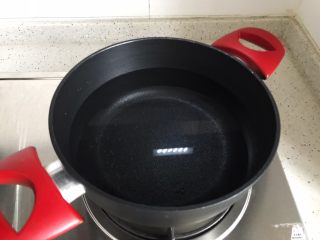 5、百变水果@蜂蜜百合雪梨汤,锅内煮适量清水