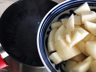 6、百变水果@蜂蜜百合雪梨汤,水开后放入雪梨