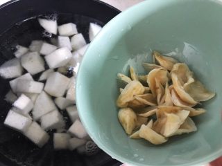7、百变水果@蜂蜜百合雪梨汤,放入百合