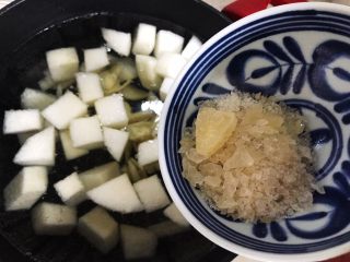 8、百变水果@蜂蜜百合雪梨汤,放入冰糖