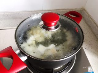 11、百变水果@蜂蜜百合雪梨汤,盖上锅盖，转小火，煮30-40分钟