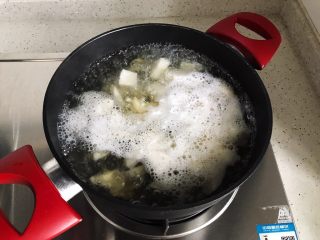 9、百变水果@蜂蜜百合雪梨汤,大火煮开