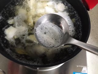 10、百变水果@蜂蜜百合雪梨汤,撇去浮沫