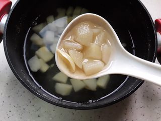 12、百变水果@蜂蜜百合雪梨汤,煮好了，看上去就好好吃
