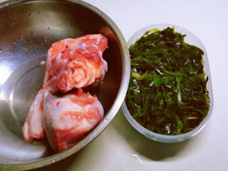 1、海带筒骨汤,筒骨和海带丝备好