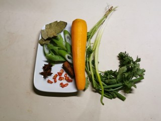2、海带筒骨汤,辅料备好