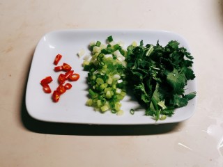 3、海带筒骨汤,红尖椒切圈 香葱切小圈 香菜切小段