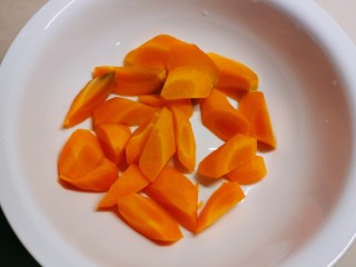 4、海带筒骨汤,胡萝卜切滚刀块备用