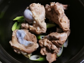 6、海带筒骨汤,压力锅内胆放入大葱段 八角 香叶 桂皮 放入清洗干净的筒骨