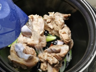 7、海带筒骨汤,倒入清水 水量没过筒骨 按下煲汤功能键 约30分钟