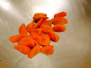 11、海带筒骨汤,起油锅 油热后放入胡萝卜 翻炒