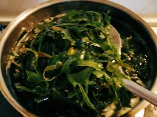 10、海带筒骨汤,海带用开水焯水2分钟 捞出备用