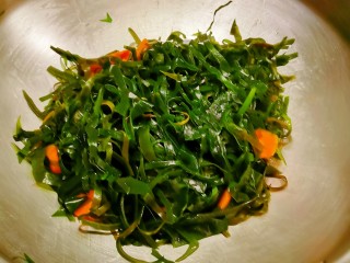 12、海带筒骨汤,放入海带翻炒约3分钟