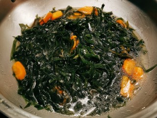 14、海带筒骨汤,煮至海带达到自己喜欢的成熟度 