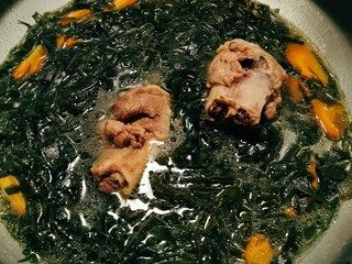 15、海带筒骨汤,放入筒骨 再煮5分钟，加盐调味 加入香菜 香葱和红尖椒增香关火