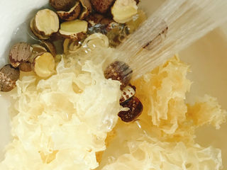 5、银耳乌骨鸡汤,加入温水