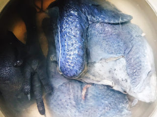 9、银耳乌骨鸡汤,乌骨鸡冲洗干净后放入锅中,加料酒、清水