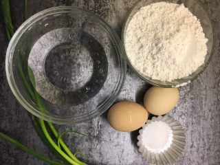 1、葱花鸡蛋饼,准备好所有食材