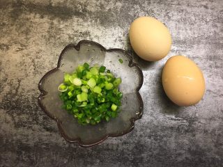 2、葱花鸡蛋饼,香葱洗净切末