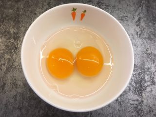 3、葱花鸡蛋饼,鸡蛋打入碗中，用手动打蛋器打散