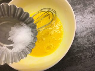 4、葱花鸡蛋饼,蛋液中加入盐