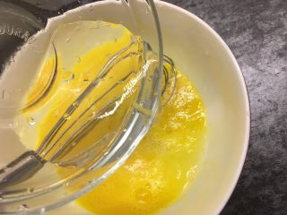 5、葱花鸡蛋饼,加入清水