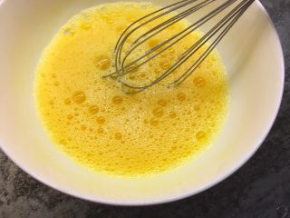 6、葱花鸡蛋饼,搅拌均匀