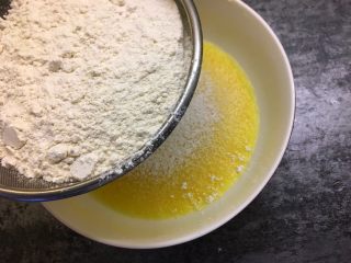 7、葱花鸡蛋饼,筛入普通面粉