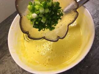 9、葱花鸡蛋饼,加入葱花