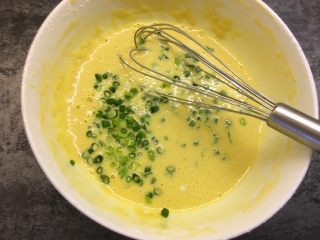 10、葱花鸡蛋饼,搅拌均匀