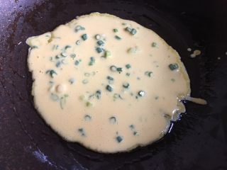 11、葱花鸡蛋饼,加热平底锅，锅中抹上少许油转小火，倒入两大勺面糊，用勺子底部将面糊摊平