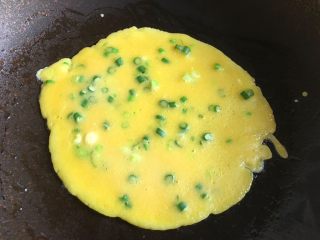 12、葱花鸡蛋饼,盖上锅盖，小火焖熟