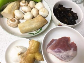 1、青椒蘑菇炒肉片,准备如图材料，木耳提前泡发