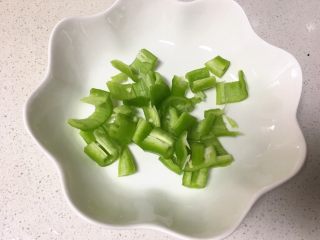 3、青椒蘑菇炒肉片,青椒切块