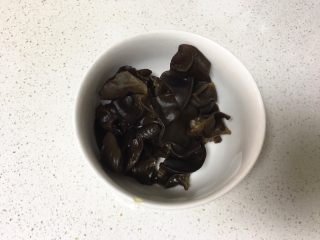 4、青椒蘑菇炒肉片,木耳切小块